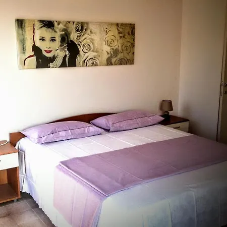 Bed and Breakfast Delfis 3*